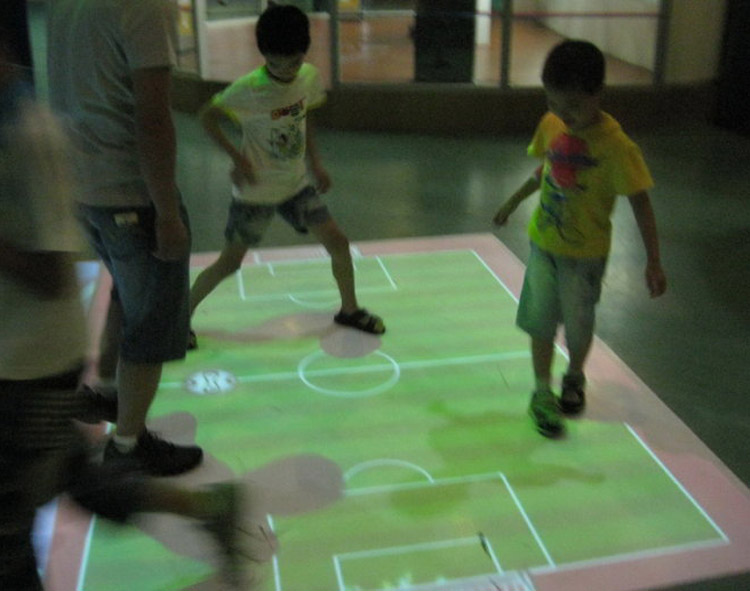 四川和小朋友们玩虚拟足球.jpg